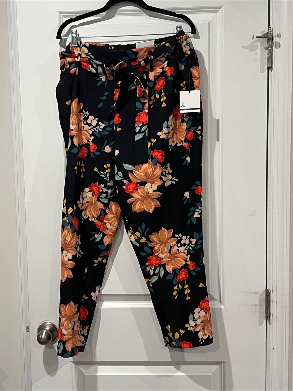 Jules & Leopold Black Cropped Pants with Peach & Red Floral Print
